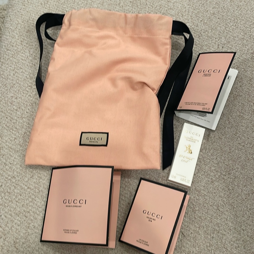 Gucci beauty  pouch - new with samples